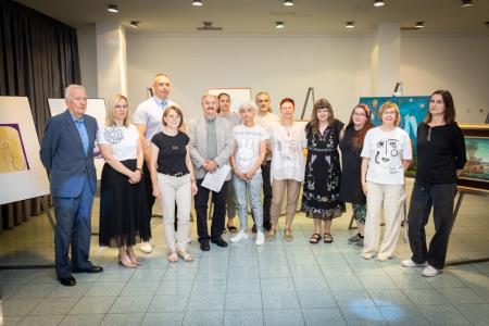 57 MTLS Trebnje - zakljucek, skupinska fotografija umetnikov, predstavnikov galerije, zupanje Trebnjega in podzupana Mirne, foto Bostjan Pucelj